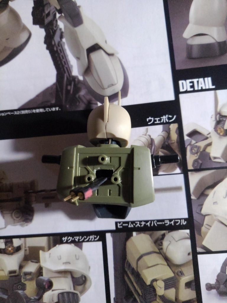 配線の背面状況背中の方を端子の出し入れができる程度にカットし、後頭部から首の方を抜けて、背中に行くように配線しています。(線の追加も最初は考えましたが、ちょうどいい長さでした)背中からLEDの端子が出ているので、某汎用ヒト型決戦兵器のアンビリカ○ケーブルみたいになってしまいました(笑)