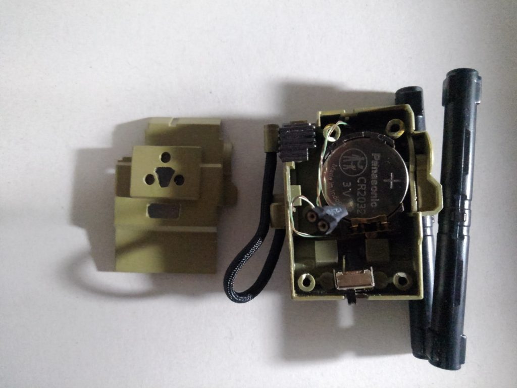 電池ボックスはバックパック内に格納。一部接続部をカットしたら、ボックス自体は良い具合にはまりはしました。接続端子とスイッチの配置が上手く決まらず、肉あけみたいになってしまいました。大きく目立つ場所でなくてよかったですが(^^;