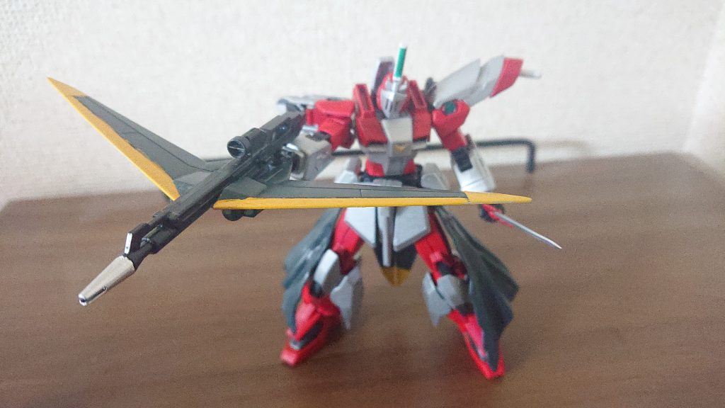 バリスタビームライフル平時は通常のライフルだが、背中のウイングと合体させることで「ワールドチェンジャービームライフル」となり安定性、貫通力をあげることが出来る。