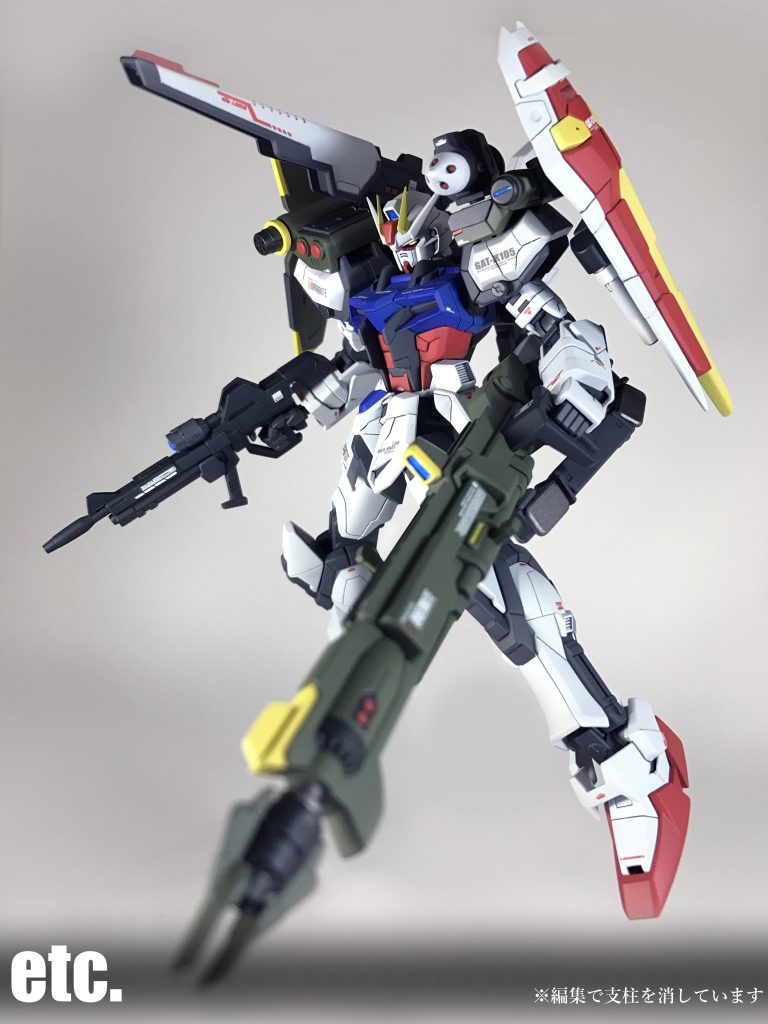 ・その他Mk1323 無誘導ロケット弾ポッドは「AQM/E-A4E1 ジェットストライカー」の武装ですが「EW454F オオトリ」のミサイルランチャーを意識したデザインに変更しています。試作型電磁加農砲はキャンペーン品を改修したもので、実銃風のディテールを追加しています。カラーリングは「オオトリ」のビームランチャーを参考にしました。追加バッテリーパックは「SEED HG パーフェクトストライクガンダム」からの流用品を改修したものです。
