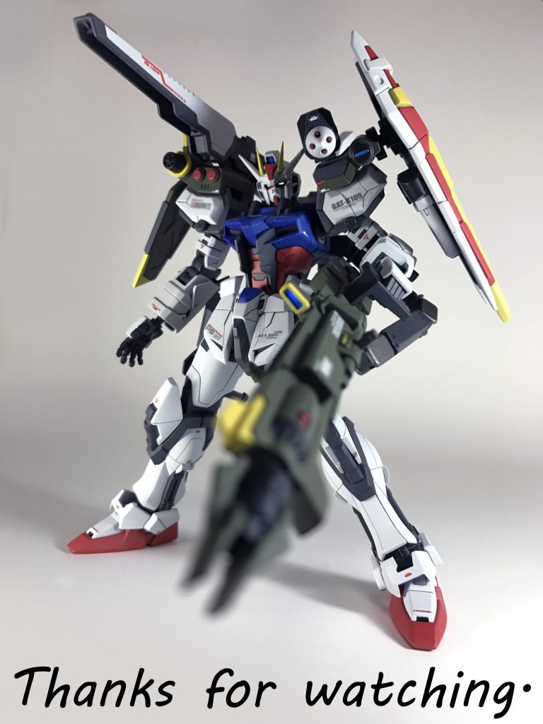 感想・まとめずっとやりたかったストライクガンダムの改造!あらゆる意味で人気の機体ですが、重武装好きの僕にとってはランチャーが一番です。トリコロールの機体はほとんど作らないので、とても新鮮な気持ちで作る事が出来ました。そういえば.....「ラクヨウ」って何?と思う方が多いと思いますが、名称は「MVF-M11C ムラサメ」「MVF-M12A オオツキガタ」と同じく『南総里見八犬伝』に由来する、犬川家の重宝刀「落葉(おちば)」にちなんでいます。「これで人を斬ると、秋でなくとも木の葉がぱらぱらと落ちてきた。」という伝説があり、対空砲撃を行う本機が空中の敵機を打ち落とす様がぱらぱら落ちる木の葉に見える事からこのようなネーミングとなりました。(極寒妄想)