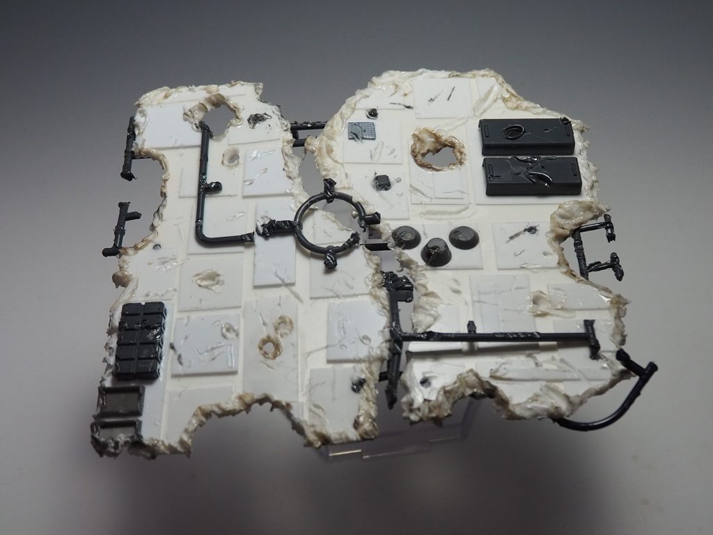 今回の制作で一番楽しかったデブリ風ベースです。ハンダゴテで溶かして穴を開けましたが匂いがタイヘンなコトに💦皆さんもこの作業を行う時は換気を十分にして下さい。