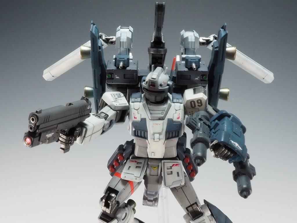 ハンドガンはコトブキヤのパーツでした💦クリアーパーツをはめ込んでセンサー風にしています。高威力だが命中率が悪いのでかなり接近して使います。バックパックの機銃はミサイル迎撃とかデブリ破壊に使います。