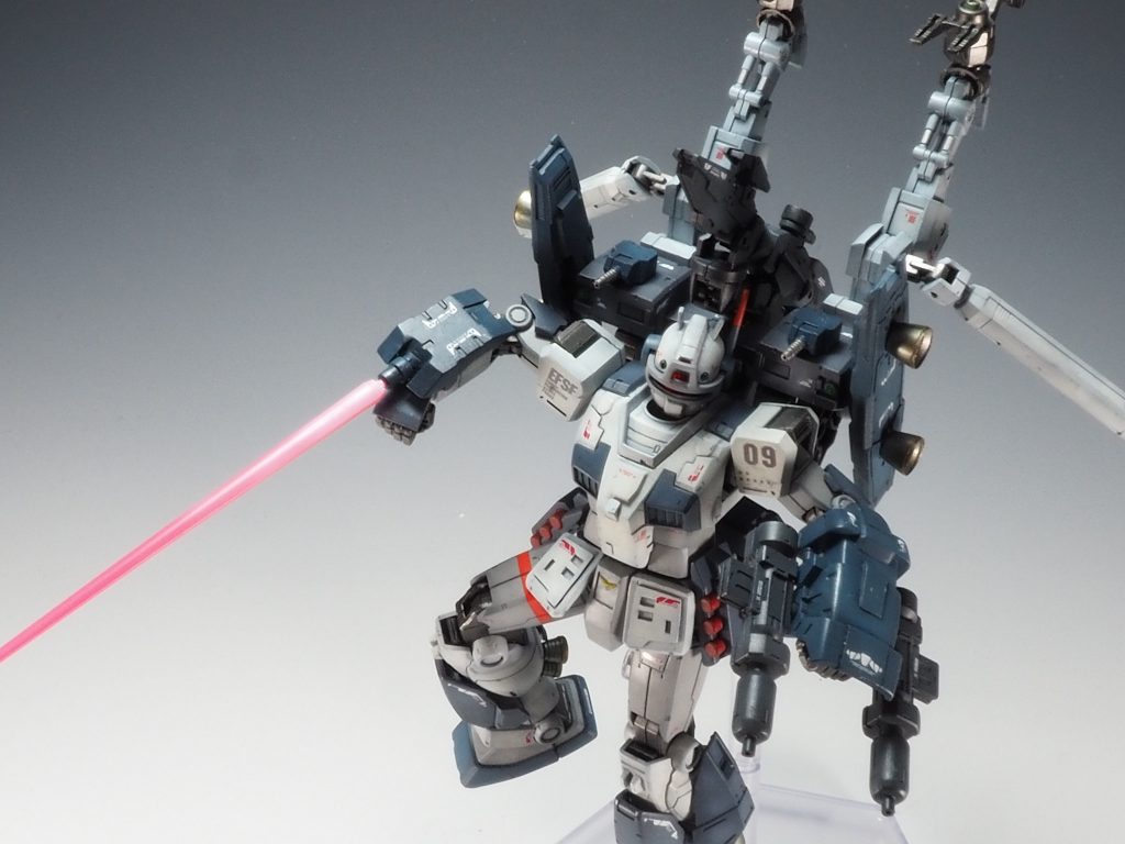 右腕にBOX型のビームサーベルを付けています。高出力だが長時間刃を形成できない設定で、すれ違いざまに斬り付けたらカッコ良いな~