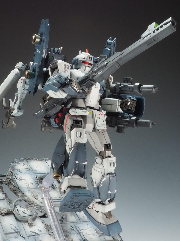 遠距離用にライフルも付けています。タブン、ビームではなく実弾を発射すると思います。