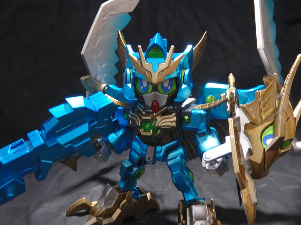 全身のバランスを見て、シールドや足に一部シルバーを残しています。決してマスキングがメンドクサかった訳では…