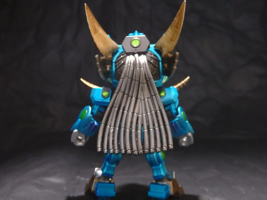 髪パーツは一体化しています。デザインナイフでちまちま隙間を開けました。うっかり指をケガしました(T_T)が、カッコイイので開けて良かったです。その他、全身に肉抜き穴があるので、目立つ部分は埋めたのですが、仕上げが雑過ぎて残念な感じに。ラッカーパテを使ったのでヒケの処理が必要なのですが、途中でメンドクサクなって止めてしまいました。ガンドラゴンモードです。パル君が名付けた正式名称はスカーレットガンドラゴンなんだそうです。ごめんねパル君、青く塗っちゃった。          