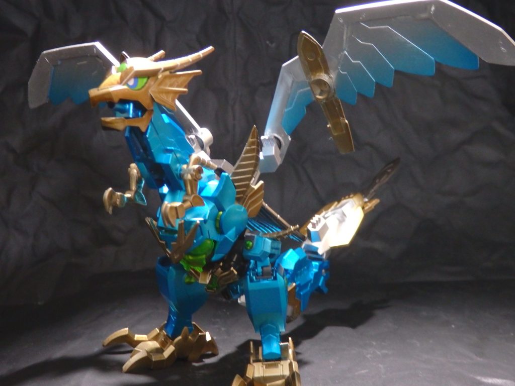 塗装は充電式エアブラシです。下地塗装：EXシルバー(g)青：クリアブルー(g)金：クリアブラウン(Mr)赤：クリアレッド(g)黒：メタルブラック(Mr)グリーンの丸や目玉はキットに付属のシールです。今回、落ち着いた感じのゴールドに仕上げたいなぁと思って、シルバーの上にクリアブラウンを重ねてみました。いい感じに仕上がったと思います。