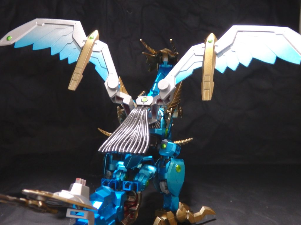 シールドや翼の金部分などマスキングによる塗り分けが多く、大変でした。今回は翼の青いグラデーションがキレイに出来たと自画自賛しております。あぁ、お酒がおいしい。竜合身モード（ドラゴンフュージョン）です。