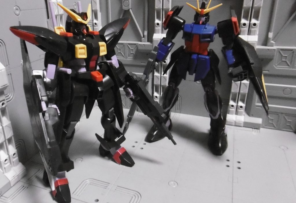 使わなかったブリッツのパーツは、成型色が同じガイアガンダムに統合。もちろん変形は出来ません。ガイア側は１０５ダガーの不使用パーツを取り敢えず合わせています。トリケロスを保持するには、専用のブリッツ腕じゃないと不安定ですね。最初は『ＮダガーＮ』を作りたかったんですけど、ただの組み替えだけでは不可能な機体構成や、専用装備を再現するにはスキル不足、特にランチャーポートの表現が上手くまとまらず、結果別解釈の表現になりました。でも実際に完成してみると結構気に入ってます。こうしてどんどん曲者揃いになっていくのです、でも楽しい。