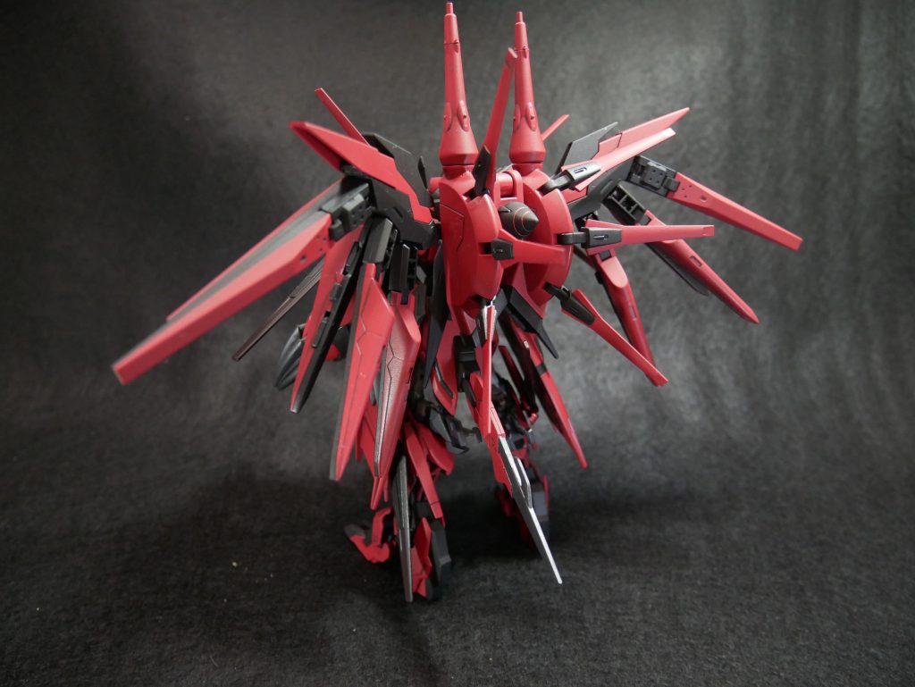 「アルスベトレイアルガンダム」そういえばファンネル積んだ機体って作ったことないな、と言う事で、今回の機体にはファンネル、ドラグーン、ファングなどオールレンジ攻撃ができる武装をしこたま積み込んでみました。胸に虎の顔が付いているのは様式美。冴島さんも言ってるからね。