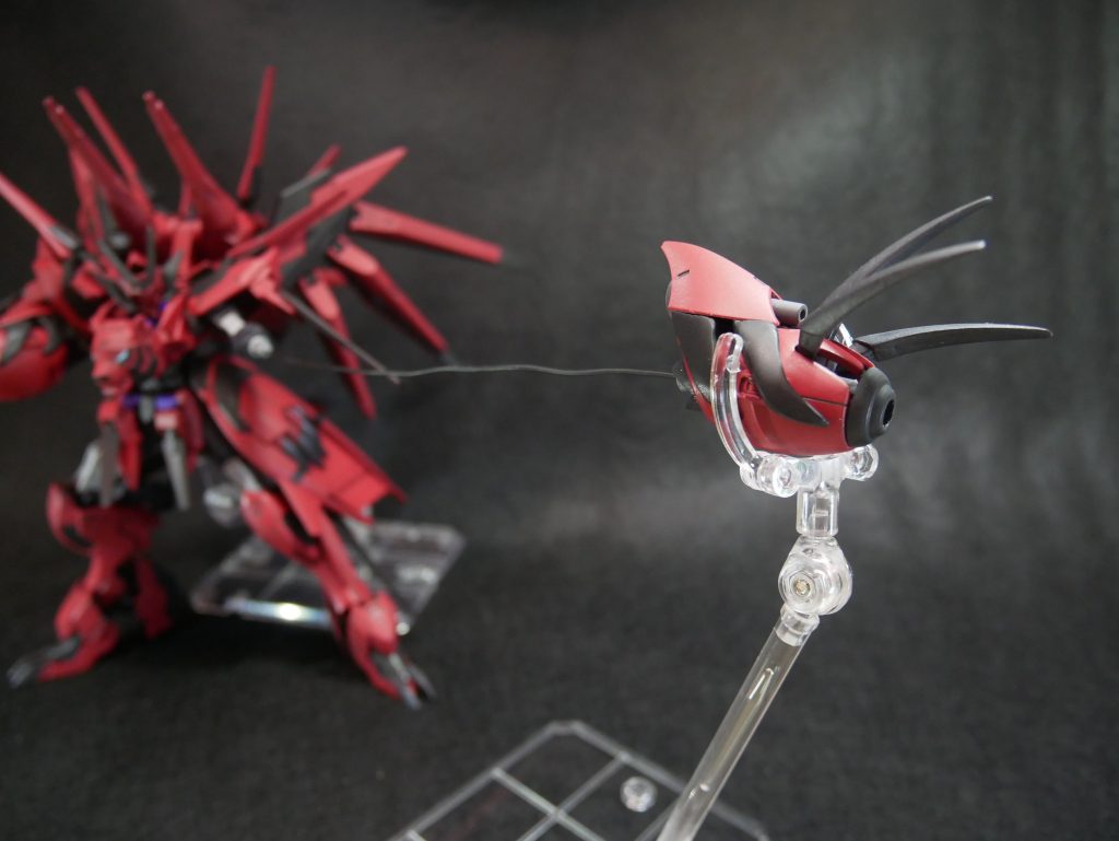 腕部のクローは有線式のビーム砲に。ジオング見て思いつきました。爪を広げればビーム砲、閉じれば上部からビームマシンガンが発射できる設定。ズゴック-Eの腕部にアルスアースリィの脚のカバーを接着。虎シマっぽくなるようにパテで盛ったんですが、なんか虫がしがみついているみたいになってしまいました。