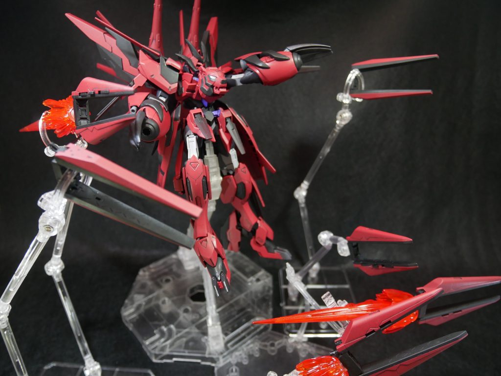 翼の生えている虎ということでフィンファンネルを採用しました。最初はフェイクニューウェポンズを2個背負わせるつもりだったんですがあれ片方2個ずつしか独立可動しなかったのとあんまし翼っぽく見えなかったので、ハイニューのものに変更しました。しかし、あれも2個しか動かないんですよね。なので、フェイクニューのファンネルを搭載できるようにちょこっと加工しました。これにより６基全てが動かせるようになりました。これでいつGBNが始まっても6基のフィンファンネルで相手をボコボコにできますね。