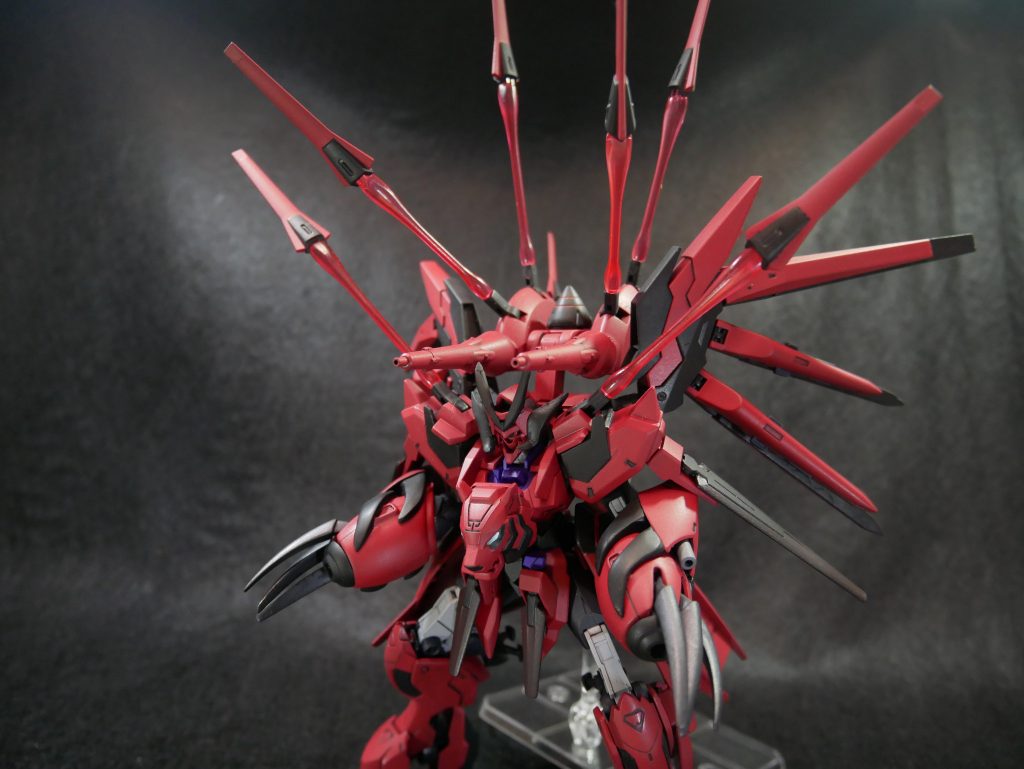 ドラグーンはレジェンドのものを採用。折りたたんだ状態がちょうどハリネズミっぽいので。元では腰にマウントされてた分は肩部に移殖しました。ビームエフェクトがいい感じ。