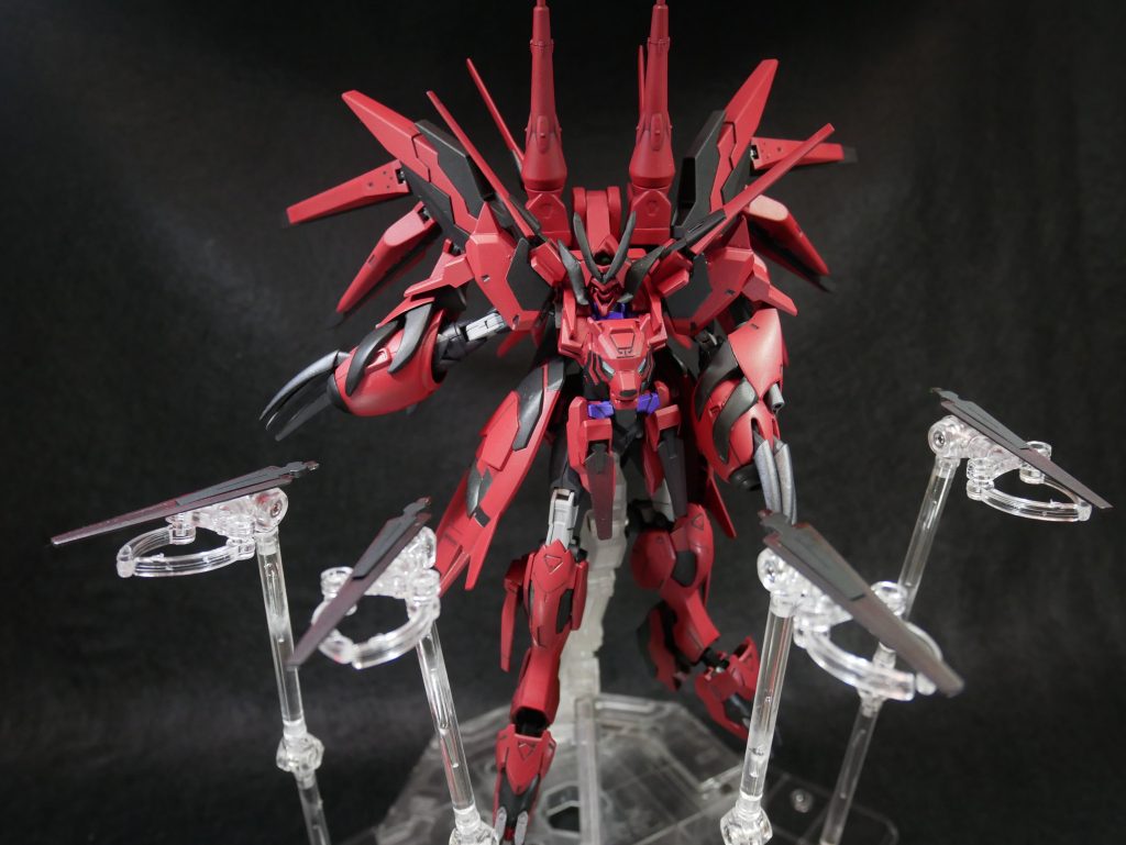 窮奇は日本の鎌鼬と同一視されているそうです。というわけで、敵を切り裂けるAGE‐ FXのCファンネルを装備させました。両肩部にと両脚に計4基、フロントアーマーに小型のものを2基装備してます。せっかくファンネルをかっこよくディスプレイできるスタンドが付いてたのに無くしちゃったぜチキショー。