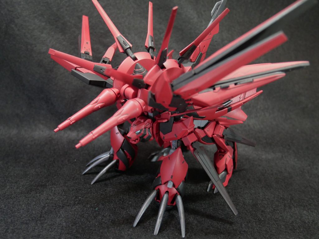 今回は四凶シリーズの第2弾ということで「窮奇」をモチーフに製作しました。伝承によると、ハリネズミの様な鋭い体毛が生えた牛、もしくは翼の生えた虎のような姿ということだったので、それぞれの特徴を合わせて「なんか刺々しい翼の生えた虎」になるように制作したところ、いい感じに禍々しい感じに仕上がりました。窮奇は正しい人を食い殺し、悪人には贈り物をするとんでもない怪物で「不正」や「背信」を体現しているそうです。なので名前は背信を意味する「betrayal」から取りました。