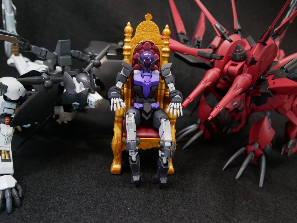 いい感じの椅子が手に入ったのでみんなで集合写真。結構ワルっぽくなったかな。