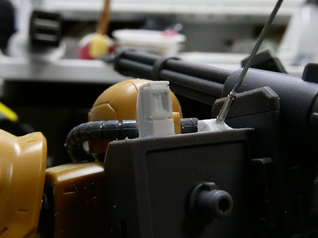 バックパックにはプラ材を彫ってカメラを付けてます。アンテナも市販のメタルパーツを使ってます。