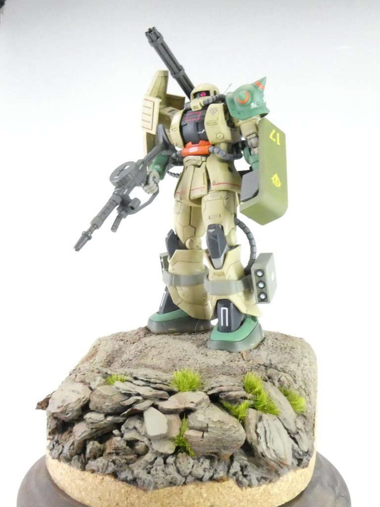 最後に全体を映したものを。ベースは、スタイロフォームを軸にコルク粘土やバークチップ、鉄道模型なんかで使える草を使っています。