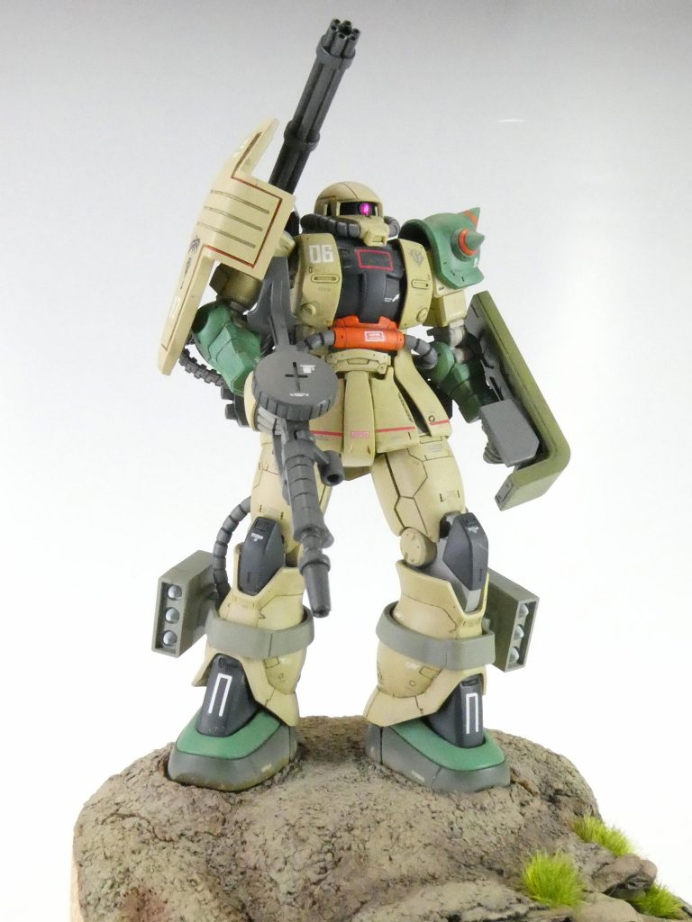 ベースを円形にしたのは角度に寄って見え方も変わるかな?と思ったためです。この角度で見ると、敵を見据えて動き出したような感じになります。