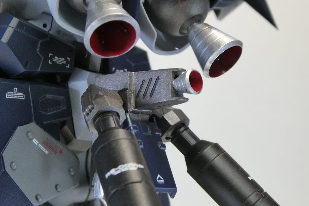 切り詰めたビームライフルの先端は追加スラスターの一部に生まれ変わってます