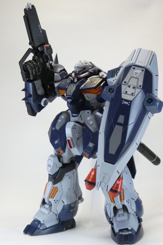 とにかくディティールアップと、ジオンの機体の様に見えるよう、好き放題カスタムやってます右前腕だけスパイクを生やしましたビームライフルも形をかなり変更してます