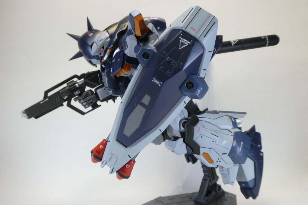 今まで制作したHGよりデカいので凄い改造のし甲斐がありましたその分、製作期間が長くなりましたが、とても満足いく仕上がりになりました