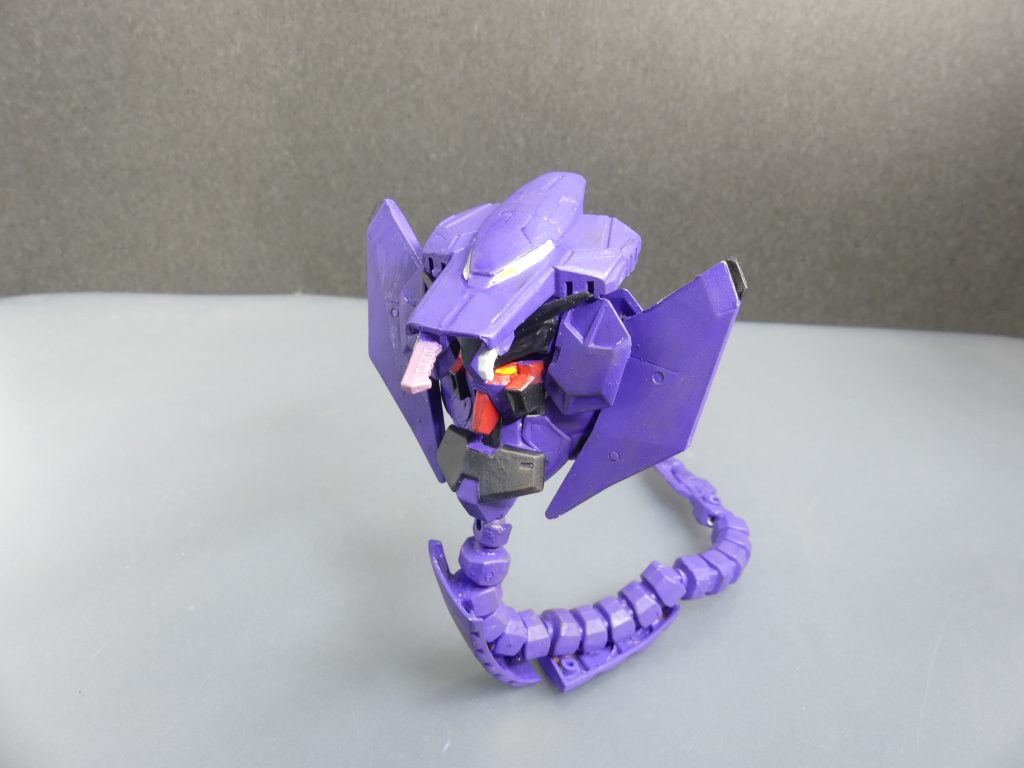 【ガンプラデータ】ベース:HG00 セラヴィーガンダムのバックパック部分のセラフィムガンダム使用:旧キット HGガンダムナタクHGBC ガンプラバトルアームアームズ などコブラセラフィム:セラフィムガンダムとコブラガンダムの特性を併せ持つガンプラだ・・・と当ダイバーは行っているが、実際はセラフィムガンダムをアーボックに見立てたもの。隠密行動に特化しており、フェイスバーストは相手の操縦系統を麻痺させる。前から。ベースはセラヴィーのバックパックの方のセラフィムガンダム。それにジャンクパーツを盛ってコブラ風にしています。