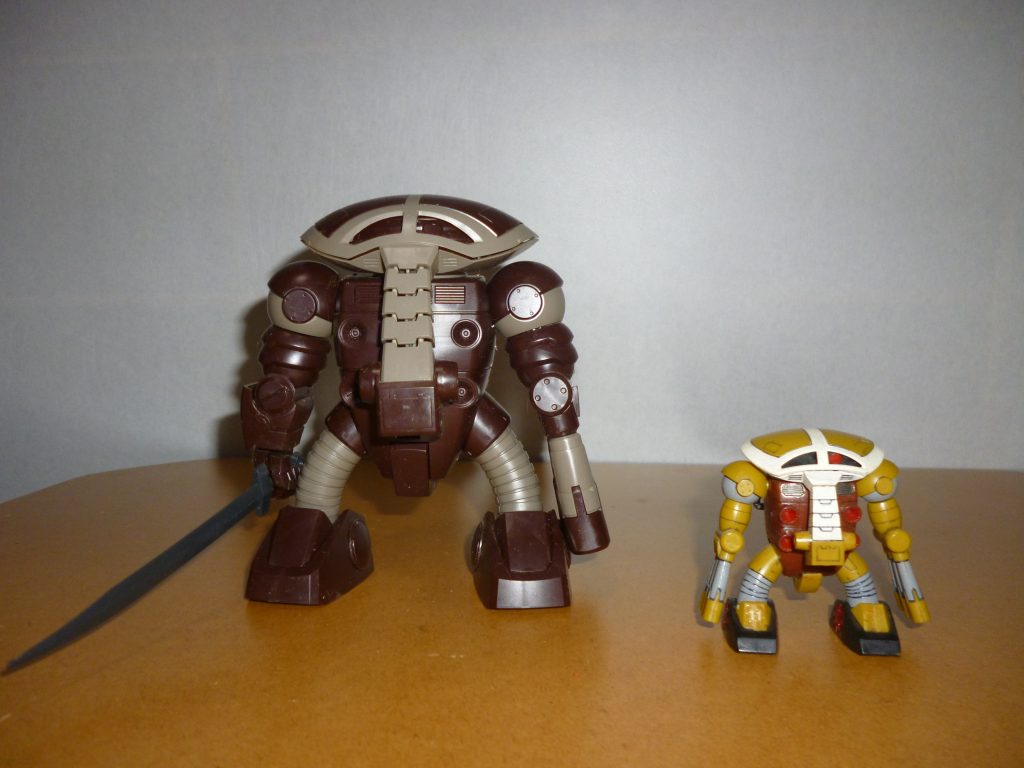 ネタばらしの大きさ比較です。 実はこちらのジュアッグ、1/144の旧キットではありません。 10年以上前に発売されていた「ガンプラコレクション」という、1/144旧キットをさらに1/2スケールのミニサイズ(つまりは1/288スケール!)で復刻しようという、なかなかにマニアックなアイテムなのです。 しかも、旧キットとは違い接着剤不要のスナップフィットなうえ、このジュアッグの他にアッグガイやザク・マインレイヤー、ドダイや武器セットのようなマニアック過ぎるキット、さらにはなんと、シークレットで作業用ザクまでキット化されているという、意外と侮れないシリーズでした。 また再販してくれないかなぁ・・・。