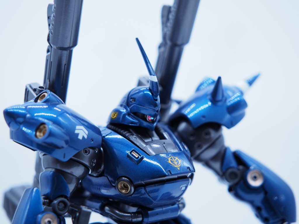 メインの青はFGパールのBlue、灰色部分はCCパールBlackにDeepBuleを少し加えました。アップで見ると塗面の凹凸が見えてしまいますね。デカール周辺も。クリア1層だけだと少なかったのでしょう。モノアイは定番のVCドーム。