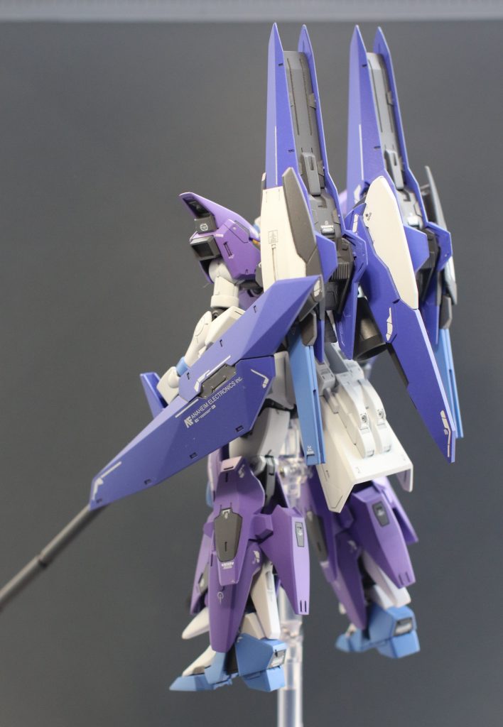 【製作解説】ヒュージブースターの取り付け方法を変更する事で、正面から見た時のスリムさを強調。腰で2ミリ延長。プロペラントタンク兼スタビライザーを追加。ゼータ系のフェイスを移植する事でヒーロー顔に。他キットから足の装甲を移植する事でハイヒール化。シールドはファングと合体させてネオジウム磁石で保持。各所ジャンクパーツなどでディテールを追加。