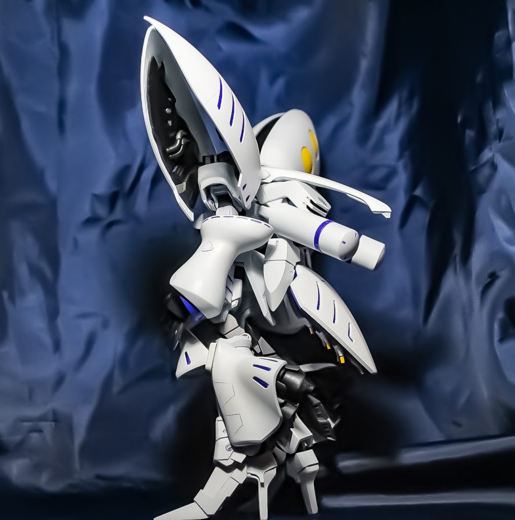 サイドビューです。キュベレイらしさをアピールする為にキュベレイの脚部を利用して脚部バーニアを追加しました。初期段階からハイヒールは外せませんでした。