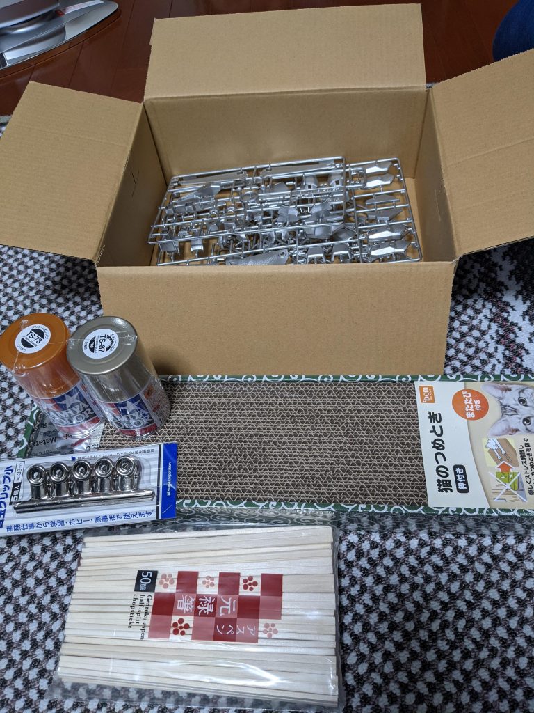 黒立ち上げから銀で下地。チタンゴールド吹いてクリアーオレンジで着色しています。猫の爪とぎはパーツ立てるのに使います。