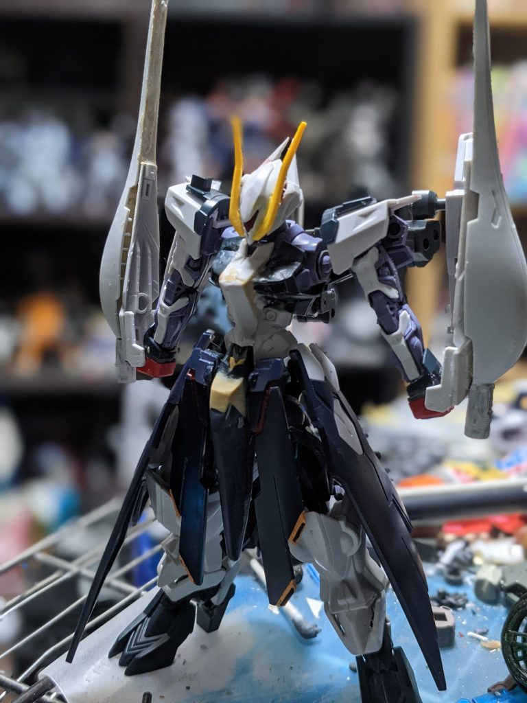 貼り付けて隙間をパテで埋めていってメインの形を作っていきました