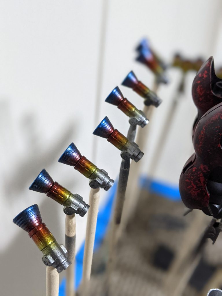 完成状態ではほぼ見えませんが、スラスターの類はこんな感じのグラデーションにしてます。