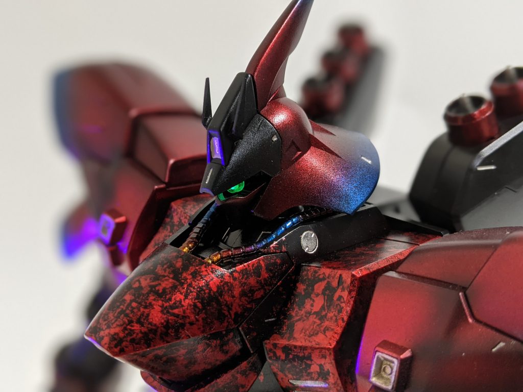 2本のツノはどちらも折れてしまっていたため、ランナーを削って作りました。また、首元の動力パイプはグラデーションにしてみました。