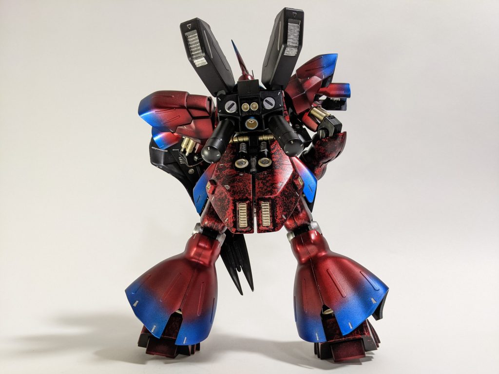 肩や腰、足元等の広がったパーツは青→紫→赤のグラデーションにしました。スラスターが近くにあることが多いので、「熱で色が変化するであろうパーツを、予めデザインとして色に変化をつけた」という設定です。