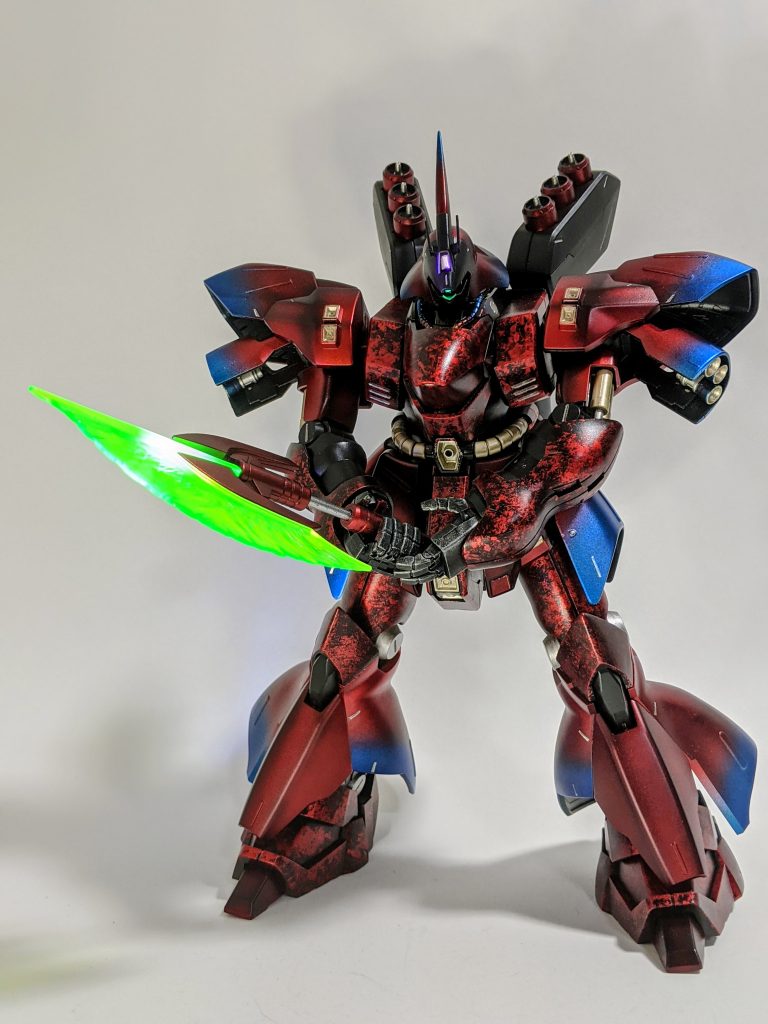 既に素組の時点で適当に接着されてしまっており、ボディ等入り組んだ部分の色分けは時短のため(面倒くさいから)ラップ塗装にしました。