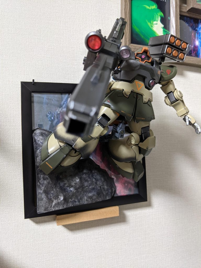 背景の額縁とデブリをジオラマ化して少し立体的になるように配置。