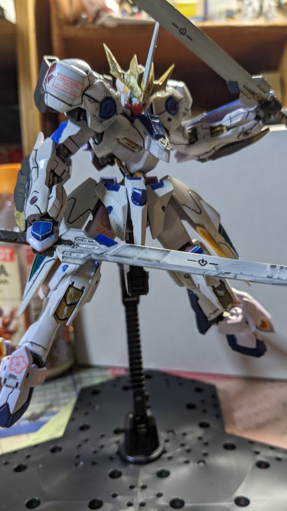 大太刀ガンダムマルコシアスの物を筆塗りしてます専用カラーとして白を塗りました。