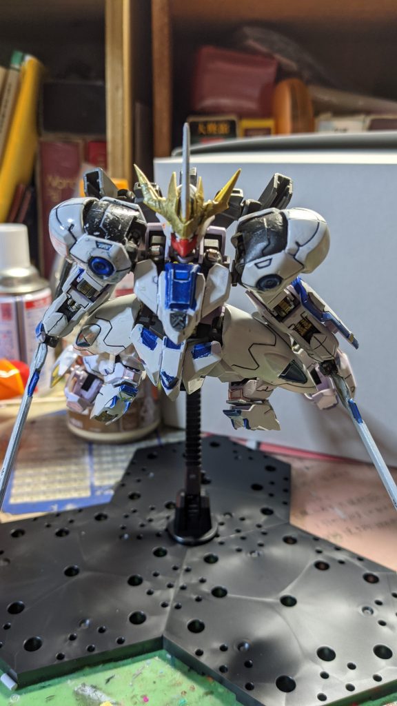 二刀流で敵に向って行くガンダムロゴス!!