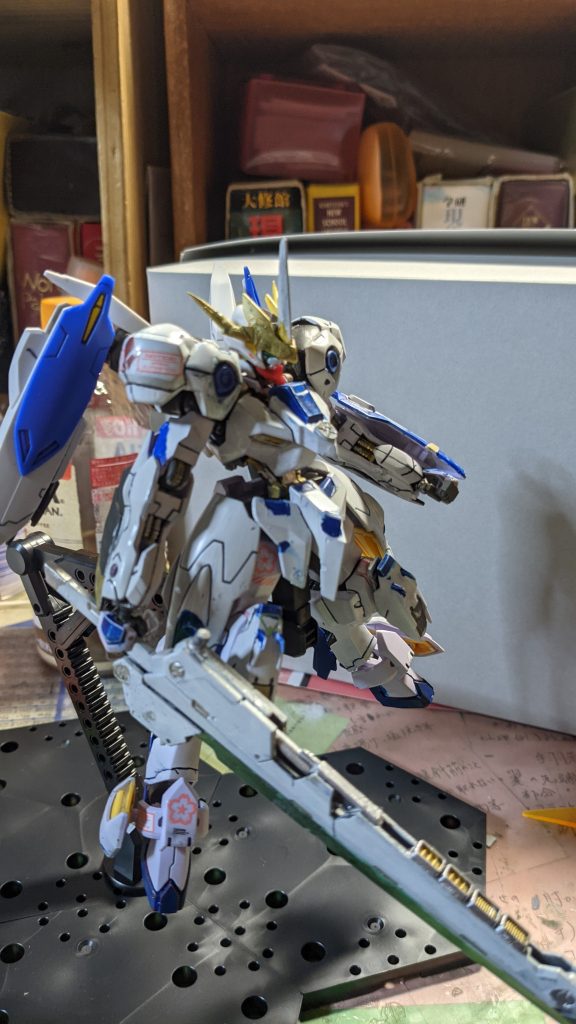 高機動用バックパックバエルの物に穴を開けて剣を装備出来るようにしました。設定では戦場に合わせて様々なバックパックを持っており換装が可能