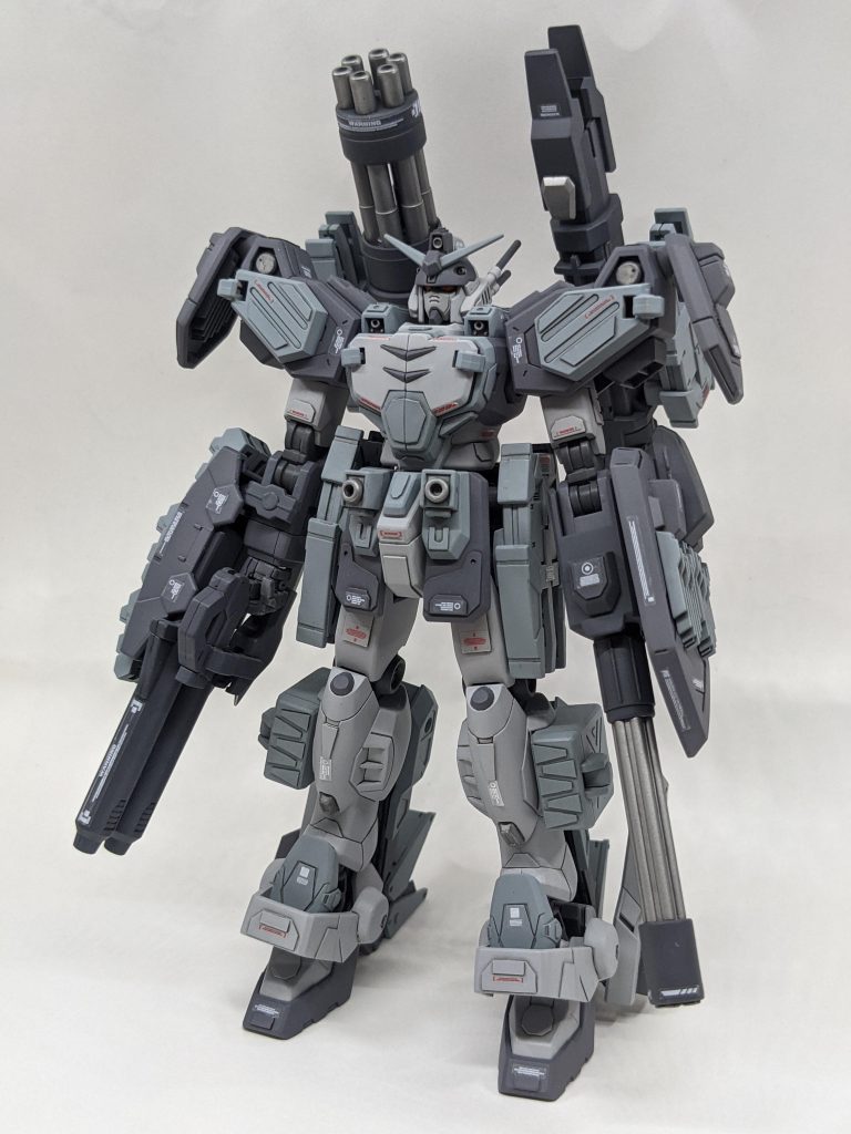 初めてのプラ板加工とデカールで情報量を増やしました。足の追加パーツを付けても干渉しないように足首を延長してます