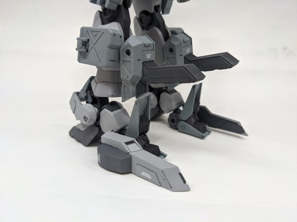 スラスター、ホバーユニットを展開することで地上で高速ホバー移動が可能に。少しだけなら飛ぶ事もできます