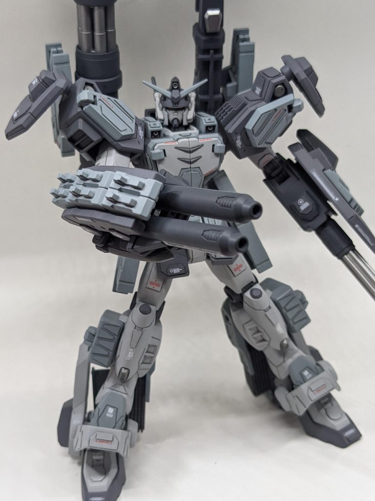 <ダブルビームキャノン>大型の2連装ビームキャノン。シールド表面の突起で打撃攻撃もできる。内部に小型ジェネレーターが組み込まれてあり、すぐに弾切れすることは無い