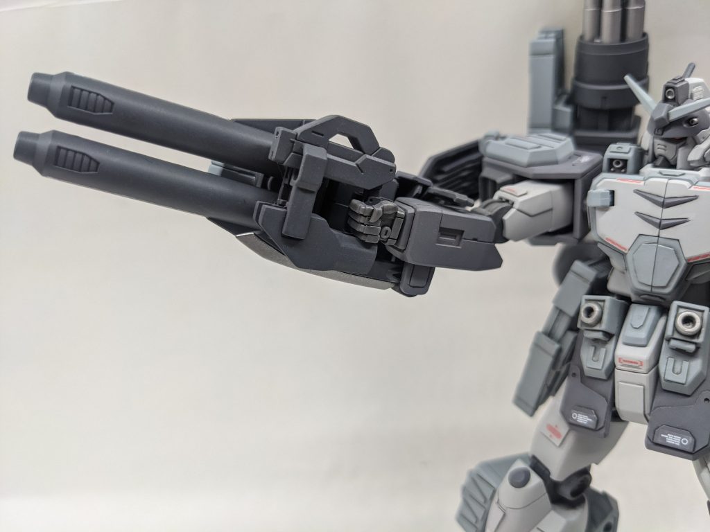 ライフルはジャンクパーツから自作。持ち手にエクシアのGNソードを使い、アーミーナイフがちょうど収納できるのがお気に入りです