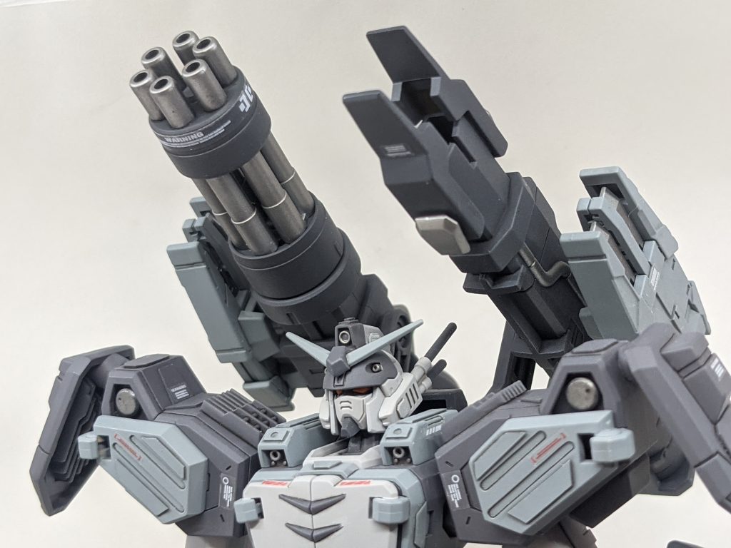 バックパックに搭載された大型の追加武装<ジャイアントガトリング>大口径のガトリングで実弾とビームの切り替えが可能<メガビームバズーカ>数機のMSをまとめて消し飛ばす程の威力を持つ