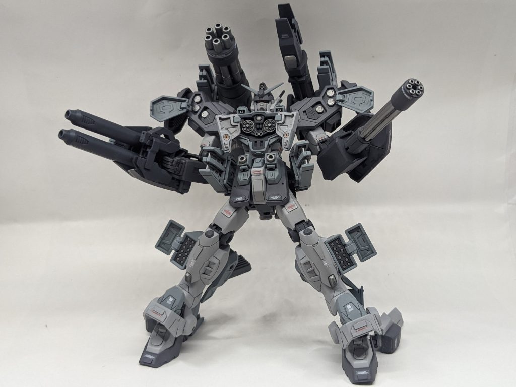 フルオープンアタックで殲滅という戦法で戦いますビームガトリングダブルビームキャノンジャイアントガトリングメガビームバズーカ頭部バルカン×2肩部マシンキャノン×2胸部ガトリング砲×2腰部マシンガン×2マルチミサイルランチャー×43連装ホーミングミサイル×212連装マイクロミサイル×2という脅威の弾幕で敵を木っ端微塵に