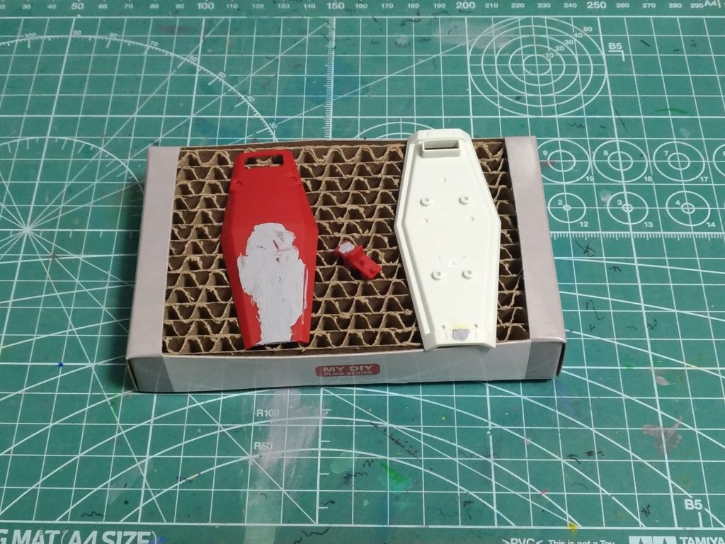 微改造した部分。シールドと股間部分の連邦マークを削ったり埋めたり。