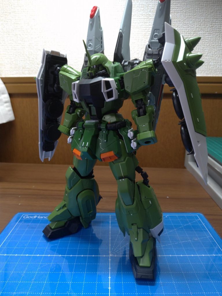 ディテール追加工作完了状態。塗装後のデカール密度などを考えてこれくらいに留めていたのですが、脚部はもうちょっと足しても良かったかも。スジボリのデザインラインやプラチップの配置等、もっと勉強するところはありますね…。